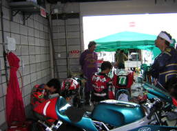 �`���E�В��A�r�t�f�n�|���`���𒅂āA�T�|�[�g���Ă���܂����B